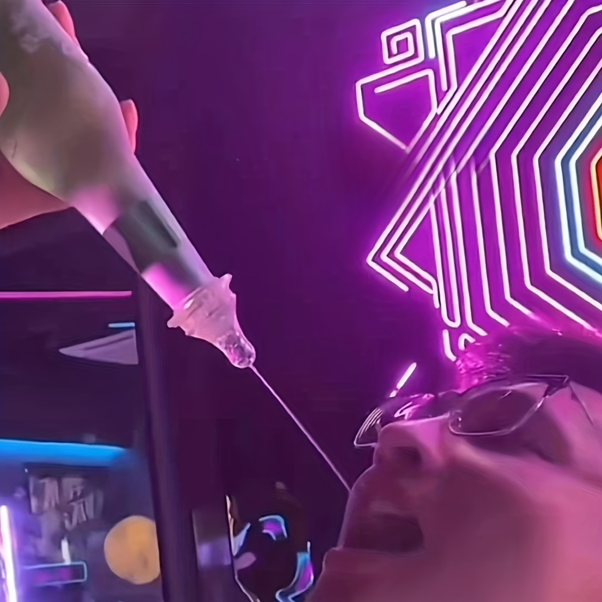 أغطية زجاجات سيليكون على شكل ح - مراجعة Party Games Adults Drinking وسعره
